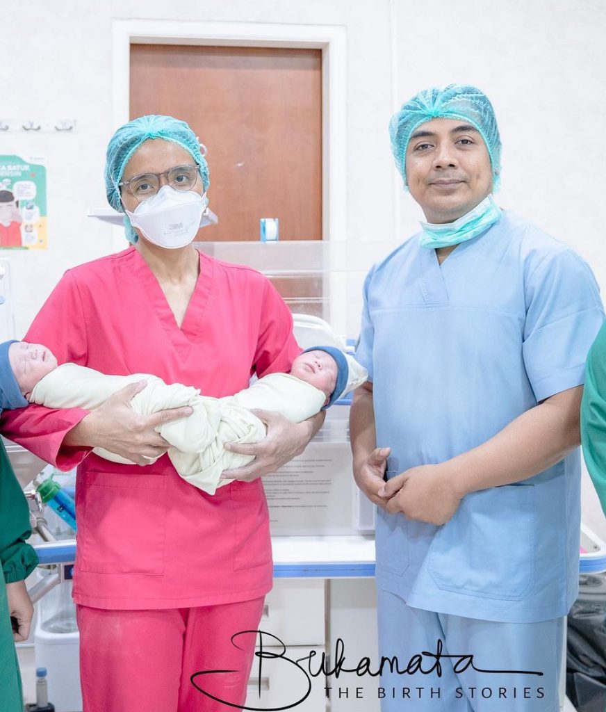 dr. Anggi Pratiwi Sp.OG membantu Kelahiran Putra Kembar Ust. Riza Muhammad dan Mom Indri