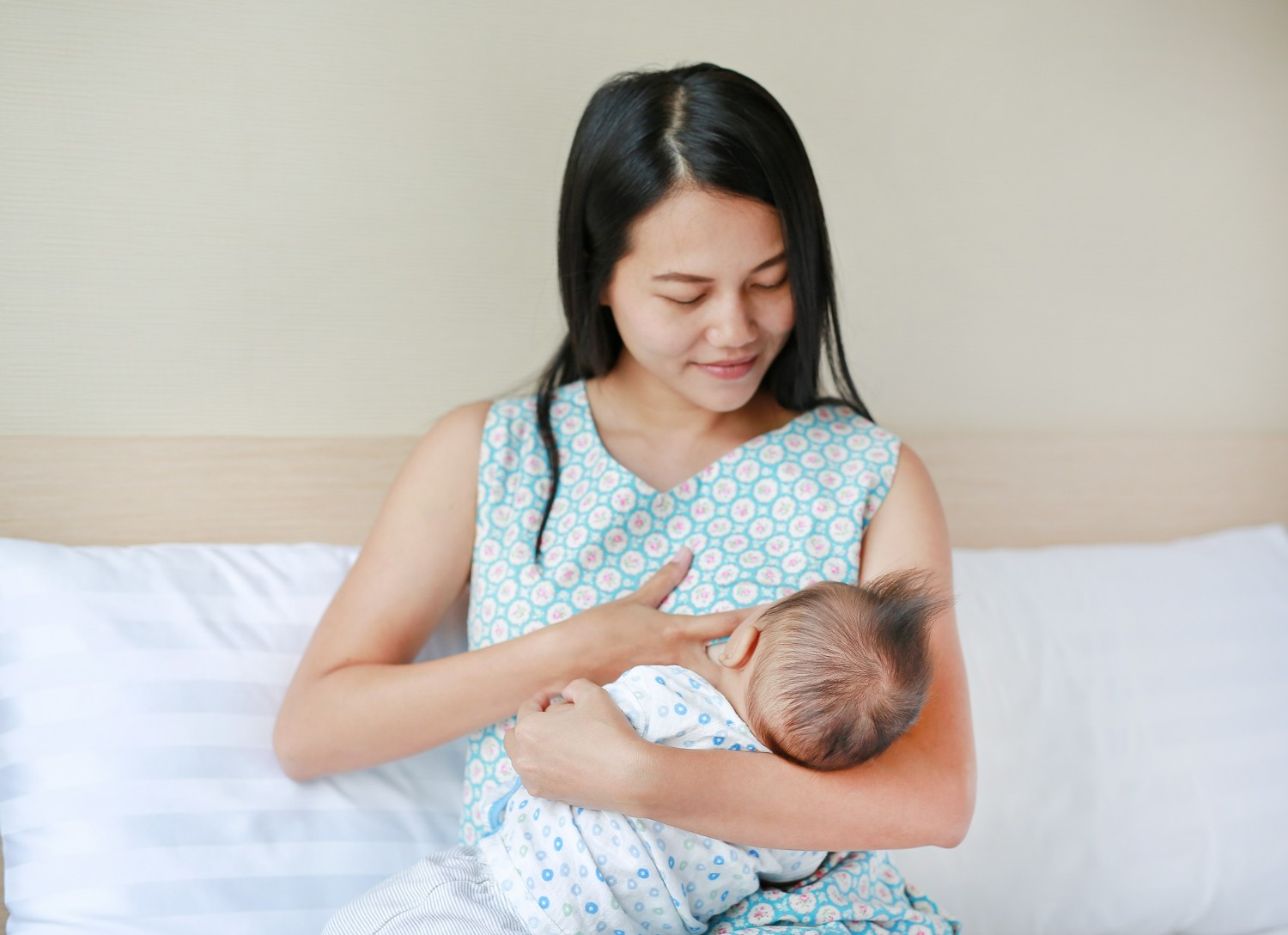 Posisi Menyusui Bayi yang Benar Agar Bayi Nyaman