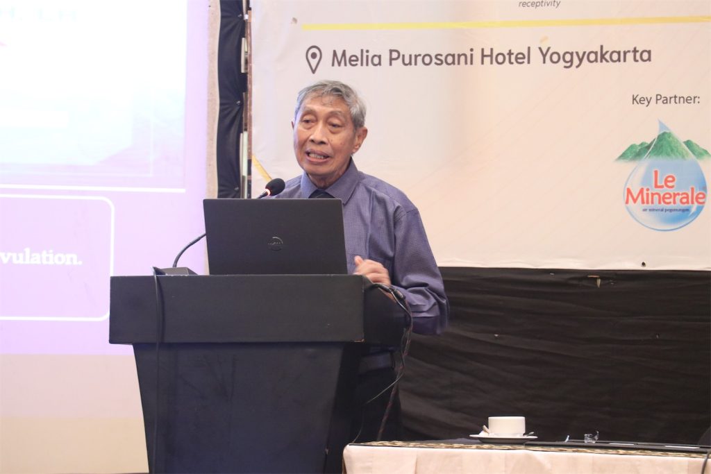 YOG Prof. dr. Moch. Anwar M.Ked Sc. Sp.OG K FER memberikan kata sambutan dalam pembukaan acara seminar workshop