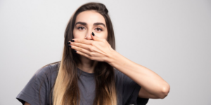 Rasa Logam di Mulut Saat Hamil dan Cara Mengatasinya