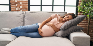 Posisi Tidur untuk Mengurangi Mual Saat Hamil