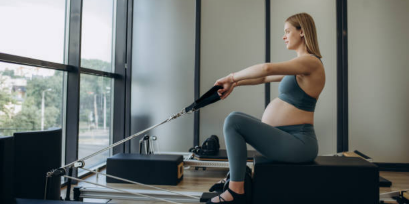 Manfaat Pilates Saat Hamil & Tips Aman untuk Ibu 2 Manfaat Pilates Saat Hamil