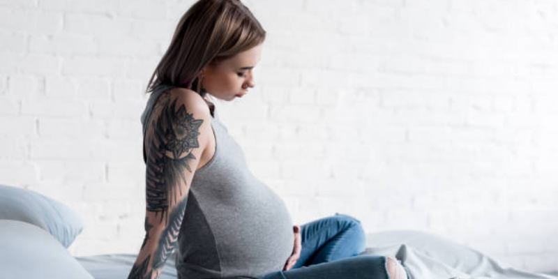 Amankah Tato Saat Hamil? Cek Risiko dan Dampaknya