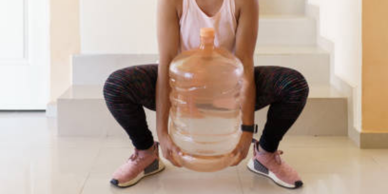 Bolehkah Ibu Hamil Angkat Galon? Ini Faktanya