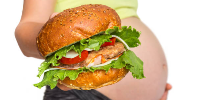 Hindari Makanan Ini Menjelang Persalinan