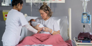 Jadwal Menyusui Bayi Baru Lahir, Perlukah Diatur?