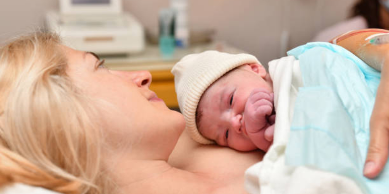 Manfaat Delayed Cord Clamping dan Risikonya 1 Delayed Cord Clamping