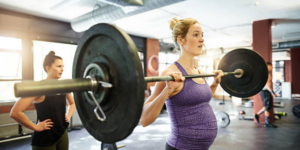 Amankah Ibu Hamil Angkat Beban? Ini Penjelasannya