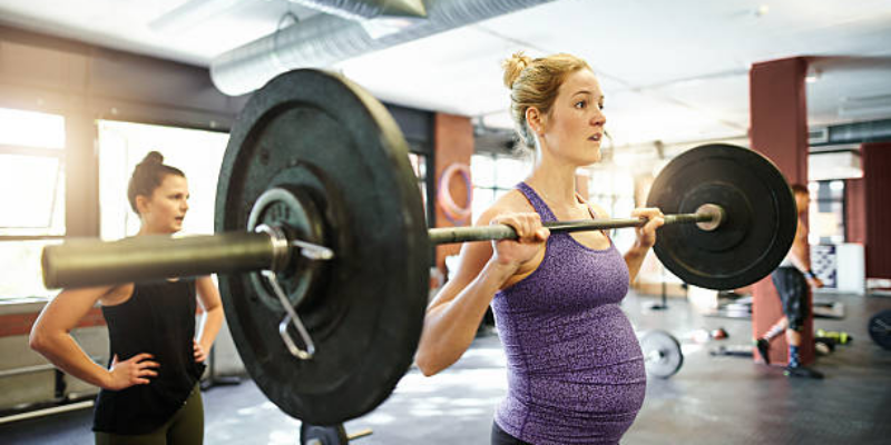 Amankah Ibu Hamil Angkat Beban? Ini Penjelasannya