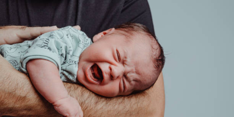 Penyebab Kolik pada Bayi dan Cara Mengatasinya