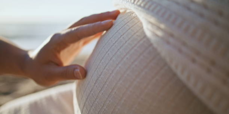 Tes Kehamilan dengan Meraba Perut, Apakah Bisa?