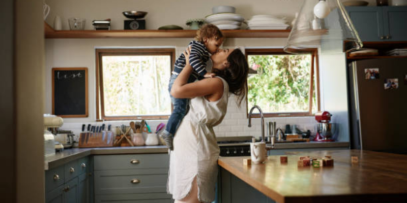 Amankah Menggendong Anak Saat Hamil? 2 Amankah Menggendong Anak Saat Hamil?