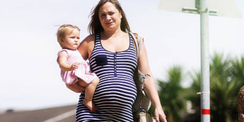 Amankah Menggendong Anak Saat Hamil? 1 Amankah Menggendong Anak Saat Hamil?